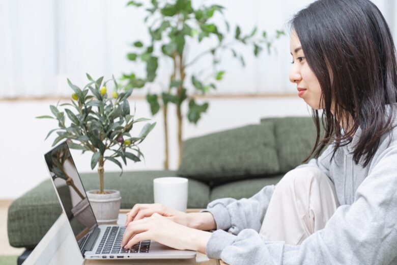 パソコンで作業をする女性の画像