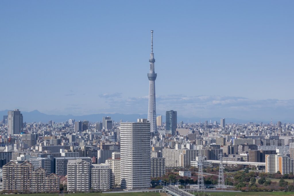 東京スカイツリーとオフィスビル群