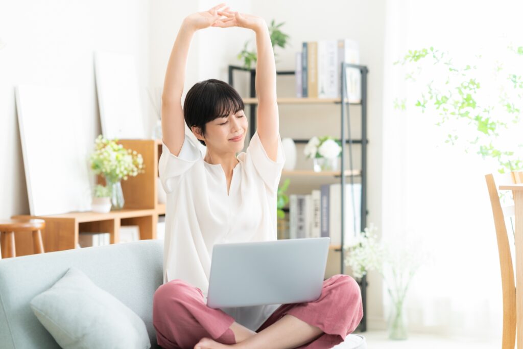 GMOオフィスサポートとレゾナンスの比較を終えて、スッキリとしている表情の個人事業主もしくは法人の代表者