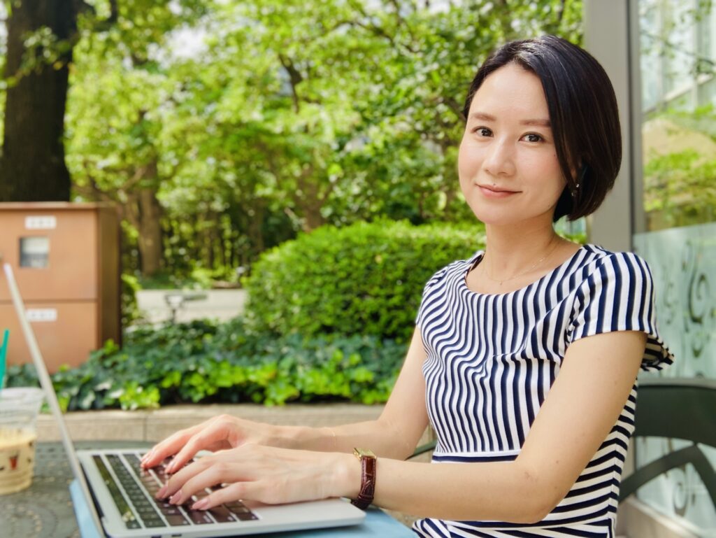 晴れ晴れとした表情の人（外国に住んでいる日本人）