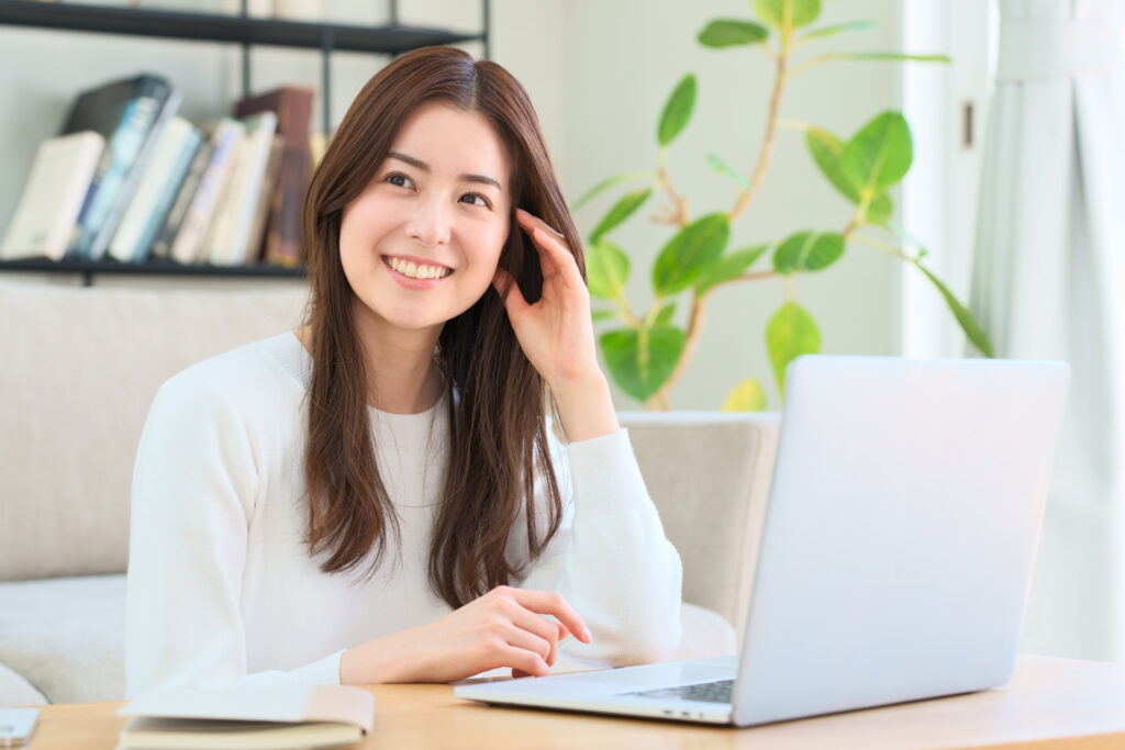 DMMバーチャルオフィスの検討が終わって、晴れ晴れとした表情の人のイメージ
