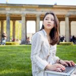 日本人が海外でパソコン作業をしているイメージの画像