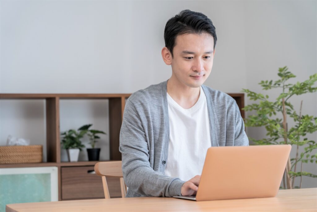 申し込みをしている人のイメージ画像