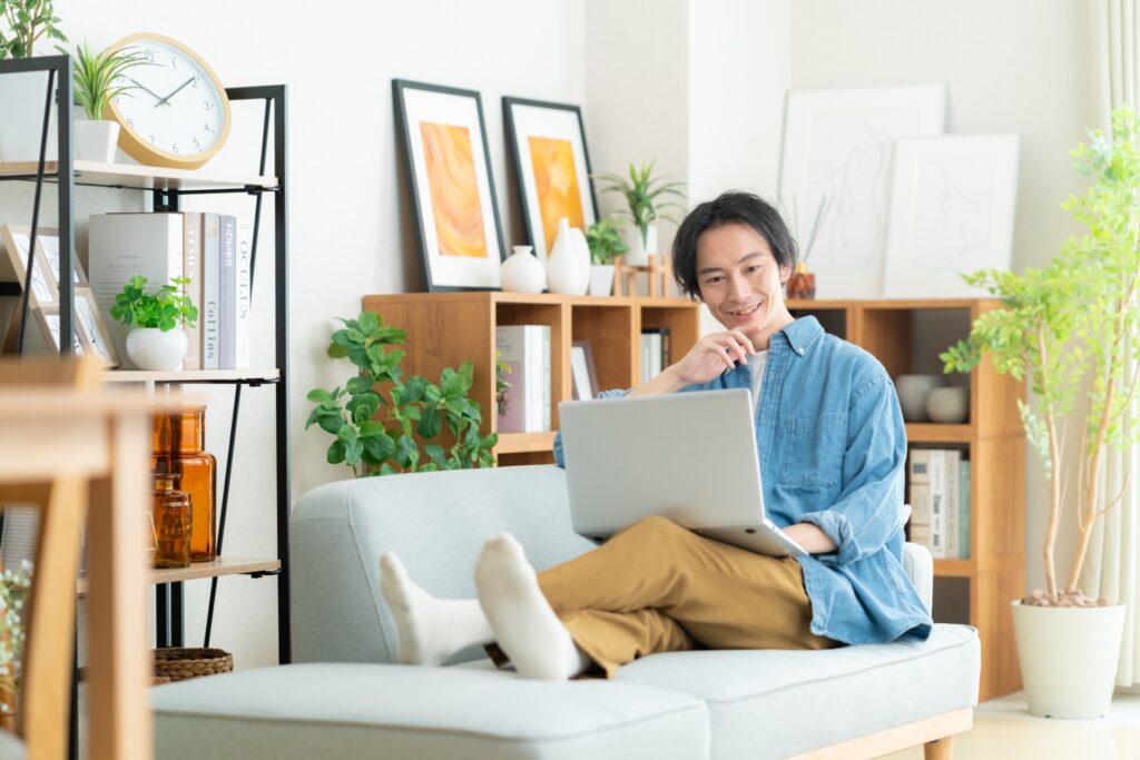 VPNに関する疑問を解消し、晴れ晴れとしている人のイメージ。